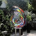 Tuinobject Blooming Perspective van glasfusing op RVS in een tuin