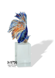 Glasfusing-Object
-Bettan Blue-
Afm. H ± 20 cm, inclusief glazen sokkel
