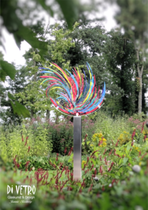 In opdracht gemaakt
Glasfusing - RVS Tuinobject 
-COLORFUL IMAGINATION -